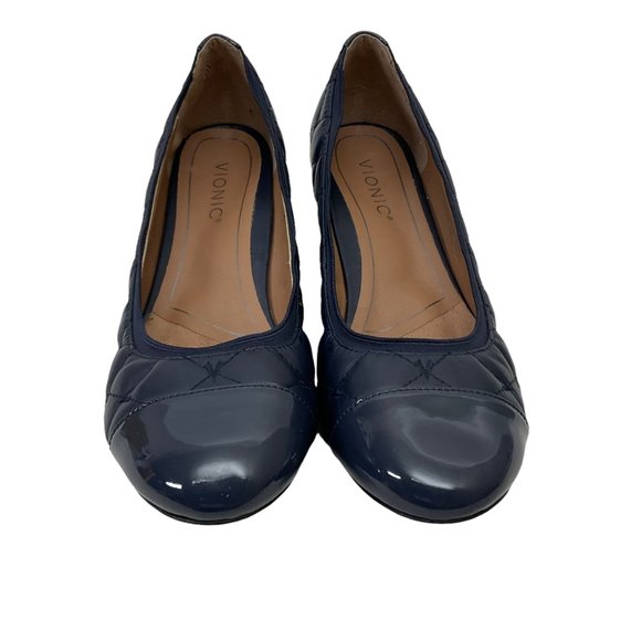 NEW Vionic Women’s Olympia Ruby Size 8.5 Pumps Quilted Cap Toe Navy Leather Wide - Picture 2 of 9